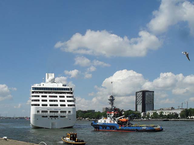 Cruiseschip ms Pacific Princess van Princess Cruises aan de Cruise Terminal Rotterdam